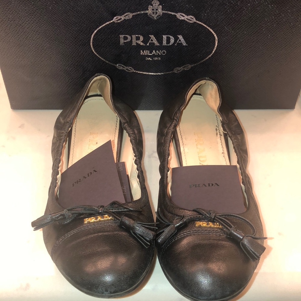 100% Authentic Women's Prada Blk leather loafers / ballerina - size 37 with box